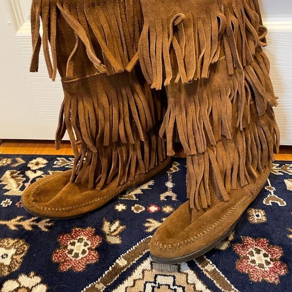 Minnetonka size 7 Three Tiered Fringe Boots - Picture 3 of 16